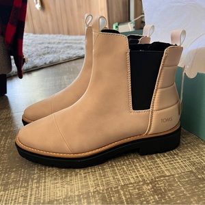 New in Box TOMS Skylar Chelsea Boot